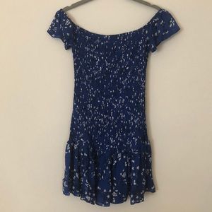 Off the shoulder blue print ruched mini dress